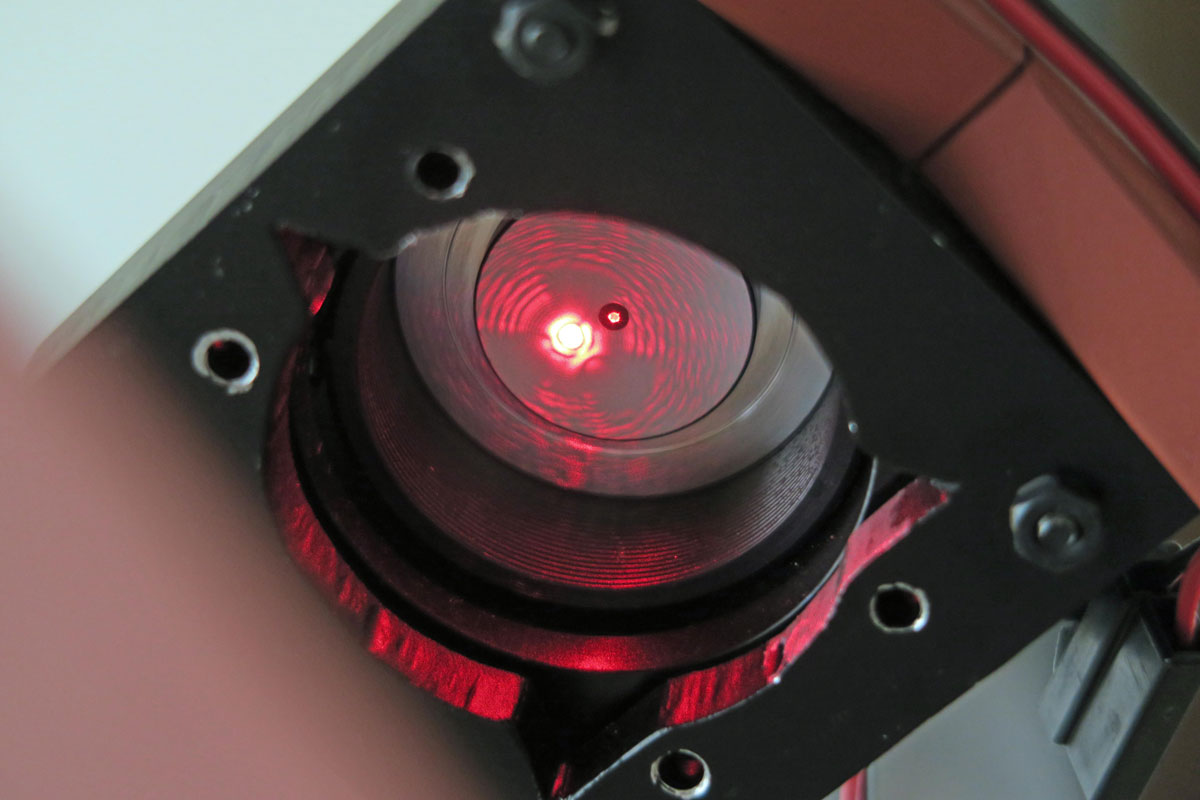 レーザーコリメーターのレーザースポットの写真